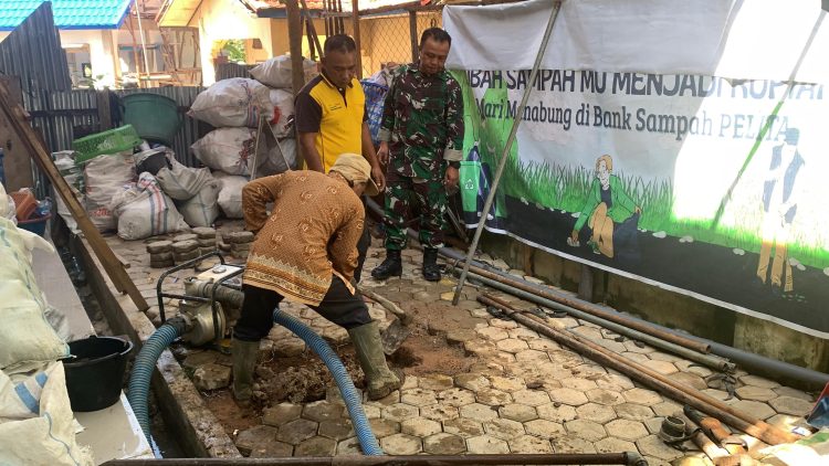 Anggota Satgas TMMD ke-126 Kodim 0417/Kerinci bersama warga melaksanakan pengeboran sumur bor di Desa Sungai Jernih, Kecamatan Tanah Kampung, Kota Sungai Penuh, Minggu (19/10/2025). (Dok. Kodim 0417/Kerinci)