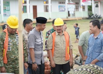 Bupati Kerinci Monadi meninjau lokasi pembangunan Koperasi Desa/Kelurahan Merah Putih di Desa Koto Iman, Kecamatan Tanah Cogok, Jumat (17/10/2025).(Dok. Deko)
