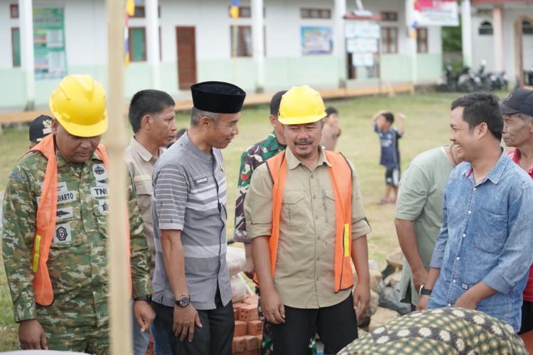 Bupati Kerinci Monadi meninjau lokasi pembangunan Koperasi Desa/Kelurahan Merah Putih di Desa Koto Iman, Kecamatan Tanah Cogok, Jumat (17/10/2025).(Dok. Deko)