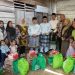 Gubernur Jambi Al Haris menyerahkan bantuan paket sembako dan susu kepada keluarga penerima manfaat program penurunan stunting di Kabupaten Bungo, Minggu (19/10/2025). (Dok. Erit - Kominfo)