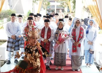Gubernur Jambi Al Haris bersama Ketua TP-PKK Provinsi Jambi Hj. Hesnidar Haris disambut tarian adat saat menghadiri Rapat Paripurna DPRD Kabupaten Bungo dalam rangka HUT ke-60 Kabupaten Bungo di Muara Bungo, Minggu (19/10/2025). (Dok. Erict - Diskominfo)