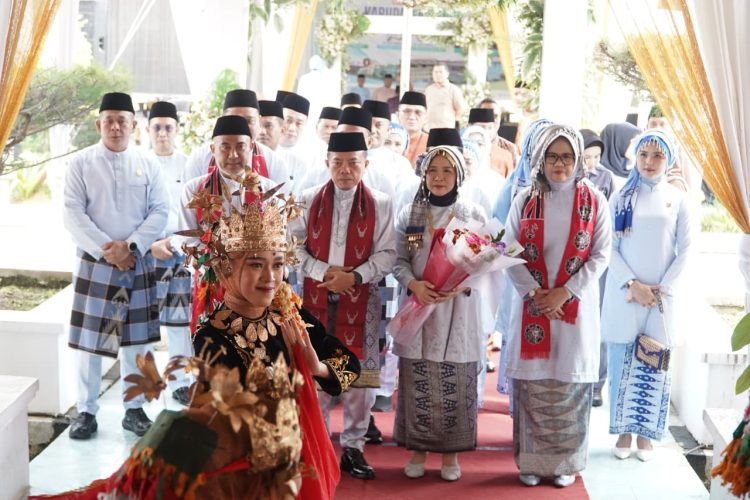 Gubernur Jambi Al Haris bersama Ketua TP-PKK Provinsi Jambi Hj. Hesnidar Haris disambut tarian adat saat menghadiri Rapat Paripurna DPRD Kabupaten Bungo dalam rangka HUT ke-60 Kabupaten Bungo di Muara Bungo, Minggu (19/10/2025). (Dok. Erict - Diskominfo)