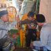 Gubernur Jambi Al Haris berbincang dengan Misba, seorang anak penyandang disabilitas di Kabupaten Bungo, usai menyerahkan kursi roda dan bantuan sembako, Minggu (19/10/2025). (Foto: Diskominfo - Erict Sutriedi)
