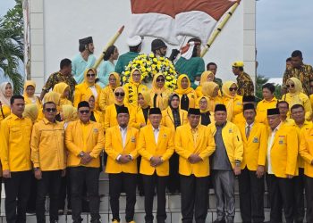 Ketua DPD I Partai Golkar Provinsi Jambi, H. Cek Endra (tengah), memimpin apel kehormatan dan ziarah ke Taman Makam Pahlawan Satria Bhakti, Kota Jambi, dalam rangka memperingati HUT ke-61 Partai Golkar, Senin (20/10/2025). (Foto: Stepanus)