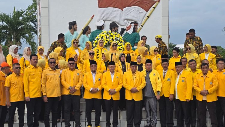 Ketua DPD I Partai Golkar Provinsi Jambi, H. Cek Endra (tengah), memimpin apel kehormatan dan ziarah ke Taman Makam Pahlawan Satria Bhakti, Kota Jambi, dalam rangka memperingati HUT ke-61 Partai Golkar, Senin (20/10/2025). (Foto: Stepanus)