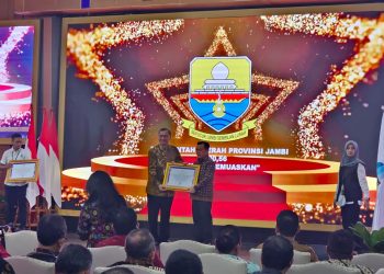 Gubernur Jambi Al Haris menerima Sertifikat Akreditasi Kearsipan Tahun 2024 dengan nilai 90,56 dari Kepala ANRI Dr. Mego Pinandito, M.Eng., di Gedung Arsip Nasional Republik Indonesia, Jakarta Selatan, Senin (20/10/2025). (Dok. Erit - Kominfo)