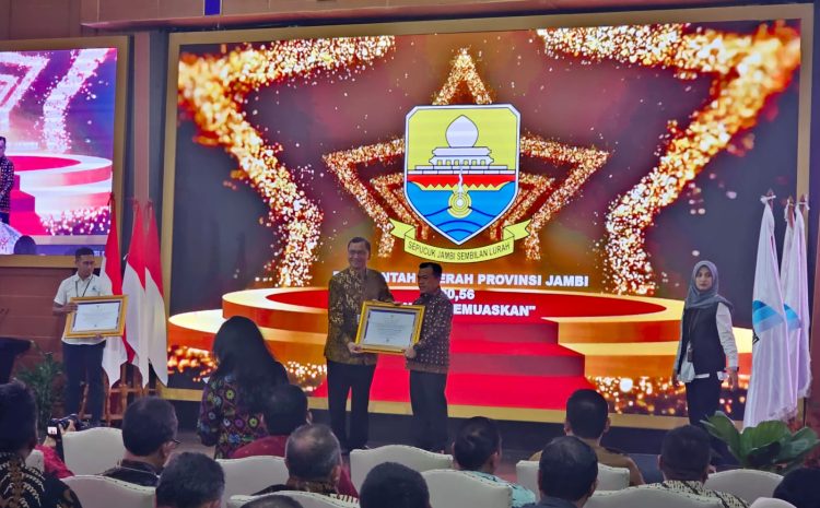 Gubernur Jambi Al Haris menerima Sertifikat Akreditasi Kearsipan Tahun 2024 dengan nilai 90,56 dari Kepala ANRI Dr. Mego Pinandito, M.Eng., di Gedung Arsip Nasional Republik Indonesia, Jakarta Selatan, Senin (20/10/2025). (Dok. Erit - Kominfo)