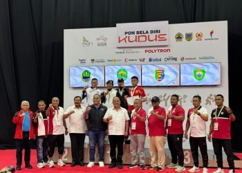 Ketua Umum KONI Pusat Letjen TNI (Purn) Marciano Norman berfoto bersama panitia dan perwakilan atlet usai menyerahkan medali pada PON Bela Diri 2025 di GOR Kaliputu, Kudus, Senin (20/10/2025). (Dok. Humas KONI)