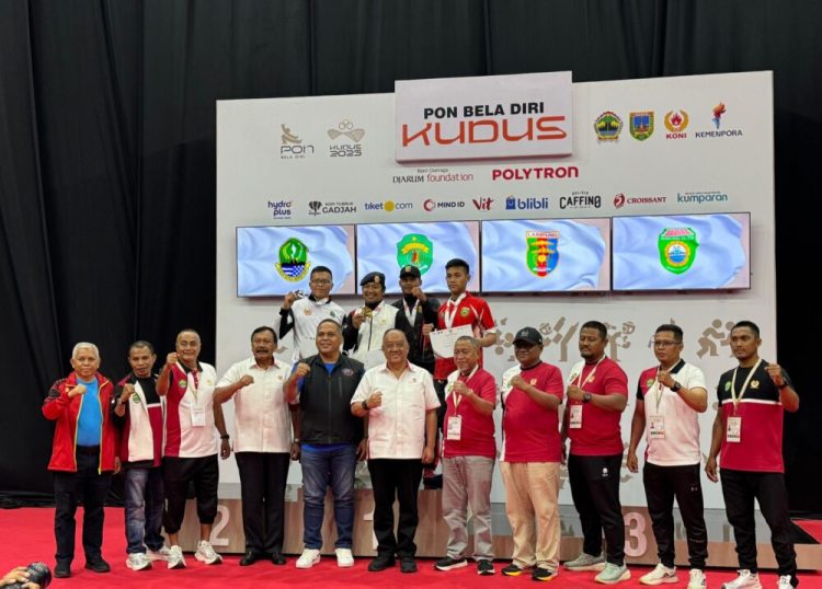 Ketua Umum KONI Pusat Letjen TNI (Purn) Marciano Norman berfoto bersama panitia dan perwakilan atlet usai menyerahkan medali pada PON Bela Diri 2025 di GOR Kaliputu, Kudus, Senin (20/10/2025). (Dok. Humas KONI)