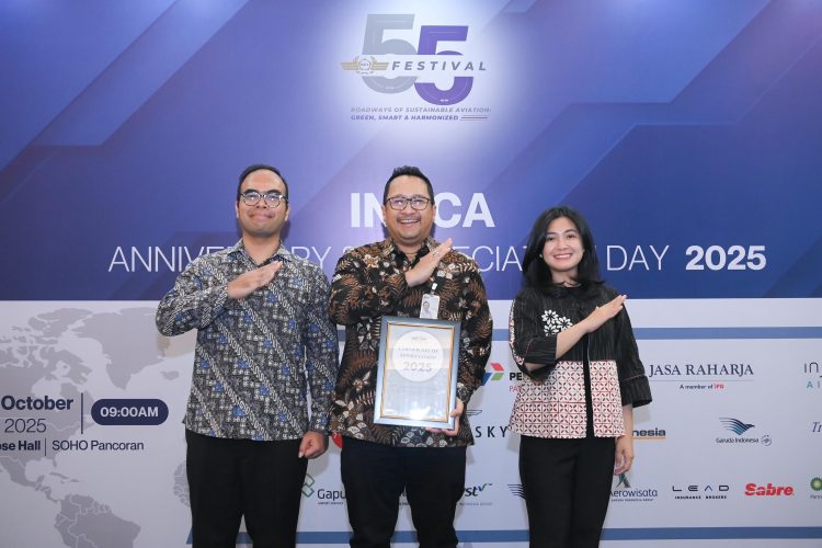 Direktur Kepatuhan dan Manajemen Risiko Jasa Raharja Harwan Muldidarmawan (tengah) bersama jajaran perwakilan perusahaan usai menerima penghargaan dari INACA pada peringatan HUT ke-55 INACA di SOHO Pancoran, Jakarta Selatan, Rabu (15/10/2025). (Dok, Humas JR)