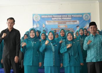 Ketua TP PKK Kabupaten Kerinci, Novra Wenti Monadi, SE, bersama jajaran pengurus dan Ketua TP PKK kecamatan se-Kabupaten Kerinci saat membuka kegiatan Sosialisasi Program Kerja dan Penguatan Kapasitas Pengurus di Ruang Pola Kantor Bupati Kerinci, Senin (20/10/2025). (Dok . Deko)