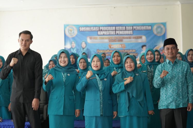 Ketua TP PKK Kabupaten Kerinci, Novra Wenti Monadi, SE, bersama jajaran pengurus dan Ketua TP PKK kecamatan se-Kabupaten Kerinci saat membuka kegiatan Sosialisasi Program Kerja dan Penguatan Kapasitas Pengurus di Ruang Pola Kantor Bupati Kerinci, Senin (20/10/2025). (Dok . Deko)