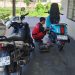 Seorang teknisi Yamaha melakukan servis sepeda motor konsumen melalui layanan Service Kunjung Yamaha (SKY) di Jambi. Layanan ini memudahkan pelanggan melakukan perawatan motor tanpa harus datang ke bengkel. (Foto: Yamaha DDS Jambi)