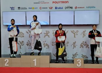 Pesilat Jambi Andhini Ayu Puspita Dewi (kedua dari kanan) berdiri di podium usai meraih medali perak kelas D putri pada ajang PON Bela Diri 2025 di GOR Djarum Kaliputu, Kudus, Jawa Tengah, Selasa (21/10/2025). (Dok. Koni Jambi)