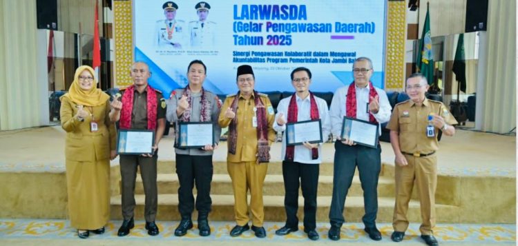 Wali Kota Jambi Dr. dr. H. Maulana, M.K.M bersama para narasumber usai kegiatan LARWASDA Tahun 2025 di Aula Griya Mayang, Senin (20/10/2025). (Dok. Stepanus)