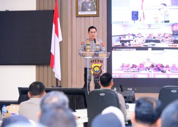 Kapolda Jambi Irjen Pol. Krisno H. Siregar memberikan sambutan saat membuka Taklimat Awal Audit Kinerja Itwasda Polda Jambi Tahap II Tahun Anggaran 2025 di Aula Siginjai Mapolda Jambi, Selasa (21/10/2025). (Dok. Nahar)