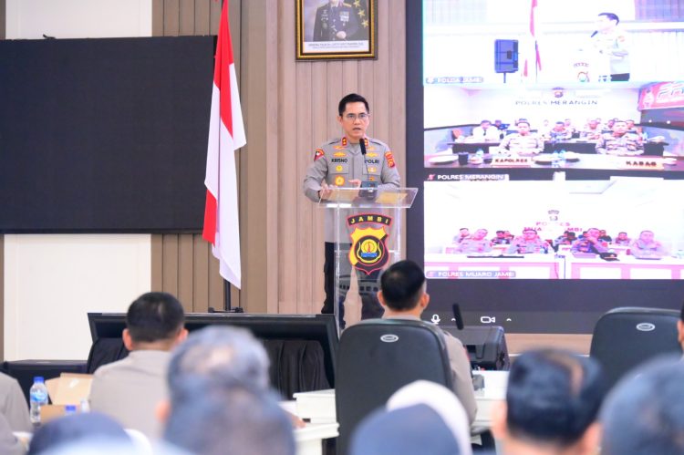 Kapolda Jambi Irjen Pol. Krisno H. Siregar memberikan sambutan saat membuka Taklimat Awal Audit Kinerja Itwasda Polda Jambi Tahap II Tahun Anggaran 2025 di Aula Siginjai Mapolda Jambi, Selasa (21/10/2025). (Dok. Nahar)