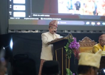 Gubernur Jambi Al Haris menyampaikan sambutan dalam Sidang Paripurna DPRD Kabupaten Tanjung Jabung Timur pada peringatan HUT ke-26, di Muara Sabak, Selasa (21/10/2025). (Dok. Erit - kominfo)