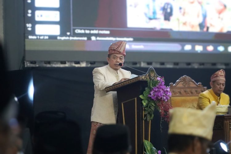 Gubernur Jambi Al Haris menyampaikan sambutan dalam Sidang Paripurna DPRD Kabupaten Tanjung Jabung Timur pada peringatan HUT ke-26, di Muara Sabak, Selasa (21/10/2025). (Dok. Erit - kominfo)