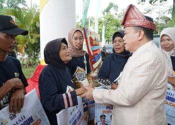Gubernur Jambi Al Haris menyalami salah satu penerima bantuan Program Bedah Rumah Pro Jambi Tangguh di Kabupaten Tanjung Jabung Timur, Selasa (21/10/2025). (Dok. Erit - Kominfo)