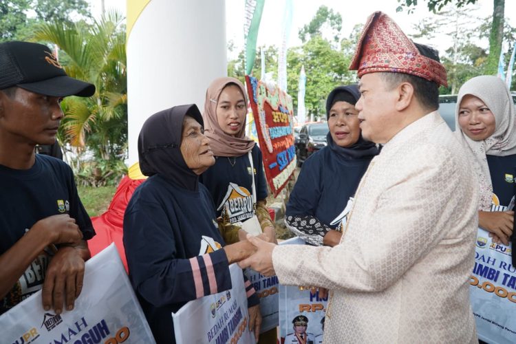 Gubernur Jambi Al Haris menyalami salah satu penerima bantuan Program Bedah Rumah Pro Jambi Tangguh di Kabupaten Tanjung Jabung Timur, Selasa (21/10/2025). (Dok. Erit - Kominfo)