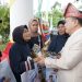 Gubernur Jambi Al Haris menyalami salah satu penerima bantuan Program Bedah Rumah Pro Jambi Tangguh di Kabupaten Tanjung Jabung Timur, Selasa (21/10/2025). (Dok. Erit - Kominfo)