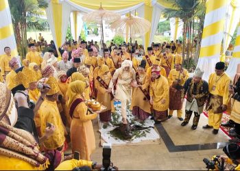 Bupati Tanjung Jabung Timur, Dilla Hikmasari Hich, melangkah dalam prosesi adat usai menerima gelar kehormatan “Puti Betuah Payung Negeri” dari Lembaga Adat Melayu (LAM) Provinsi Jambi, Selasa (21/10/2025). (Dok. Stepanus)