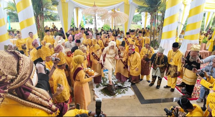 Bupati Tanjung Jabung Timur, Dilla Hikmasari Hich, melangkah dalam prosesi adat usai menerima gelar kehormatan “Puti Betuah Payung Negeri” dari Lembaga Adat Melayu (LAM) Provinsi Jambi, Selasa (21/10/2025). (Dok. Stepanus)