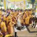 Bupati Tanjung Jabung Timur, Dilla Hikmasari Hich, melangkah dalam prosesi adat usai menerima gelar kehormatan “Puti Betuah Payung Negeri” dari Lembaga Adat Melayu (LAM) Provinsi Jambi, Selasa (21/10/2025). (Dok. Stepanus)