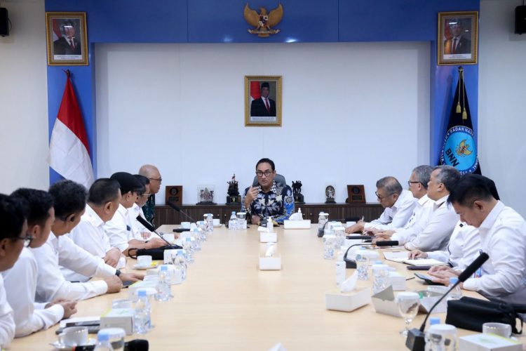 Kepala BNN RI Komjen Pol. Suyudi Ario Seto (tengah) memimpin audiensi bersama Pengurus PWI Pusat di Gedung BNN, Cawang, Jakarta Timur, Senin (20/10/2025). (Dok. HUMAS DAN PROTOKOL BNN)