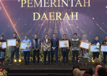 Gubernur Jambi Al Haris (kelima dari kanan) menerima penghargaan Pemerintah Daerah Terbaik pada malam Anugerah Kebudayaan Indonesia (AKI) 2025 yang diselenggarakan Kementerian Kebudayaan RI di Senayan, Jakarta, Selasa (21/10/2025). (Dok. Erit -Kominfo)