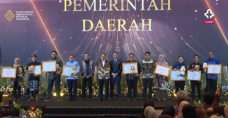 Gubernur Jambi Al Haris (kelima dari kanan) menerima penghargaan Pemerintah Daerah Terbaik pada malam Anugerah Kebudayaan Indonesia (AKI) 2025 yang diselenggarakan Kementerian Kebudayaan RI di Senayan, Jakarta, Selasa (21/10/2025). (Dok. Erit -Kominfo)