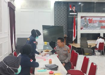 Kapolresta Jambi Kombes Pol Boy Sutan Binanga Siregar mengikuti kegiatan donor darah di Aula Loka Manginti Polresta Jambi dalam rangka memperingati Hari Jadi Humas Polri, Rabu (22/10/2025). (Dok. Nahar)