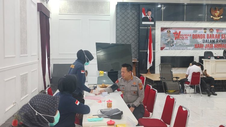 Kapolresta Jambi Kombes Pol Boy Sutan Binanga Siregar mengikuti kegiatan donor darah di Aula Loka Manginti Polresta Jambi dalam rangka memperingati Hari Jadi Humas Polri, Rabu (22/10/2025). (Dok. Nahar)