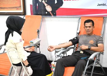 Personel Polda Jambi mengikuti kegiatan donor darah dalam rangka HUT ke-74 Humas Polri di Aula Rupatama Gedung B Polda Jambi, Rabu (22/10/2025) (Dok. Nahar)