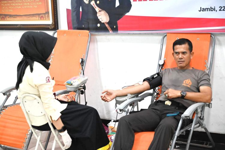Personel Polda Jambi mengikuti kegiatan donor darah dalam rangka HUT ke-74 Humas Polri di Aula Rupatama Gedung B Polda Jambi, Rabu (22/10/2025) (Dok. Nahar)