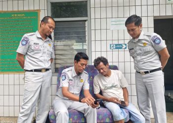 Petugas Jasa Raharja mendampingi korban kecelakaan dalam proses klaim santunan di salah satu rumah sakit di Jakarta, Rabu (22/10/2025). (Dok. Humas JR)