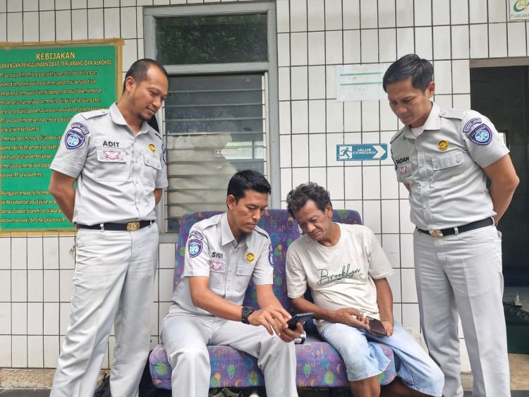 Petugas Jasa Raharja mendampingi korban kecelakaan dalam proses klaim santunan di salah satu rumah sakit di Jakarta, Rabu (22/10/2025). (Dok. Humas JR)