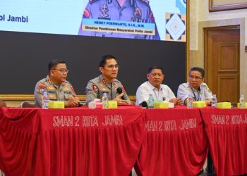 Kapolda Jambi Irjen Pol Krisno H. Siregar bersama Dirbinmas Polda Jambi Kombes Pol Henky Poerwanto dan jajaran menghadiri kegiatan Sosialisasi dan Peningkatan Kompetensi Guru BK se-Kota Jambi di Aula R.A. Kartini Karunia Global School, Rabu (22/10/2025). (Dok, Nahar)