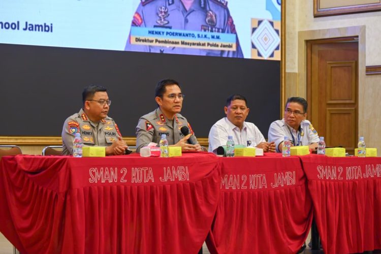 Kapolda Jambi Irjen Pol Krisno H. Siregar bersama Dirbinmas Polda Jambi Kombes Pol Henky Poerwanto dan jajaran menghadiri kegiatan Sosialisasi dan Peningkatan Kompetensi Guru BK se-Kota Jambi di Aula R.A. Kartini Karunia Global School, Rabu (22/10/2025). (Dok, Nahar)