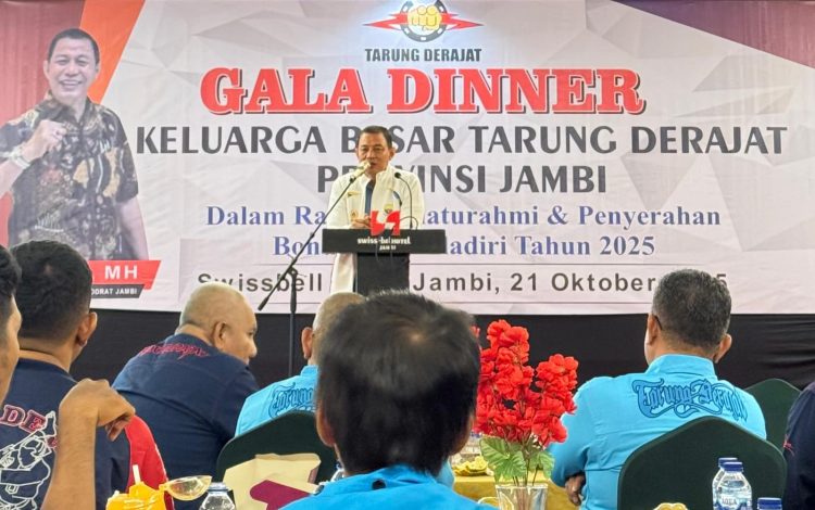 Ketua Umum KODRAT Provinsi Jambi, Yuzar, MH, memberikan sambutan dalam acara “Gala Dinner Keluarga Besar Tarung Derajat Provinsi Jambi” di Swiss-Belhotel Jambi, Selasa (21/10/2025). (Dok. Stepanus)