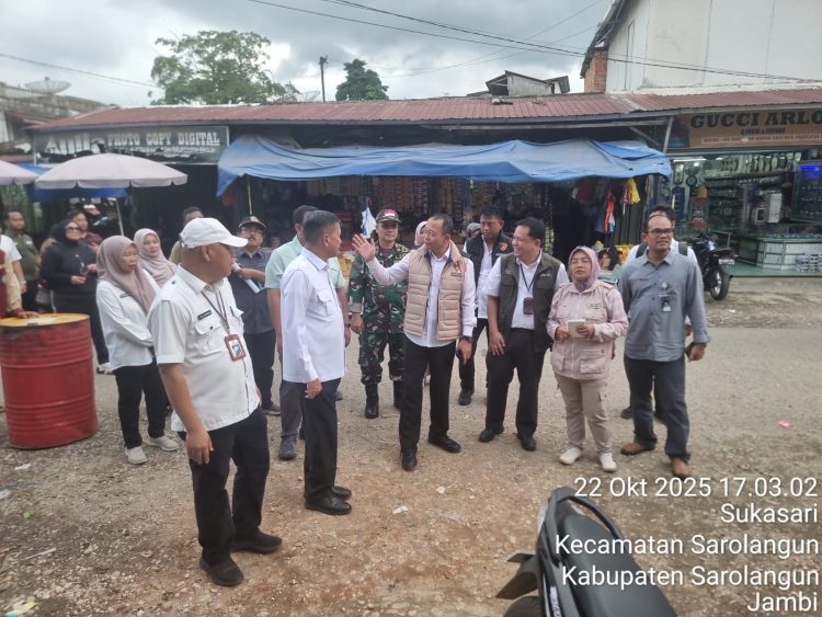 Tim Satgas Pengendalian Harga Beras Provinsi Jambi bersama Ditreskrimsus Polda Jambi meninjau harga dan ketersediaan stok beras di Pasar Atas, Kecamatan Sarolangun, Kabupaten Sarolangun, Jambi, Rabu (22/10/2025). (Dok. Nahar)