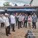 Tim Satgas Pengendalian Harga Beras Provinsi Jambi bersama Ditreskrimsus Polda Jambi meninjau harga dan ketersediaan stok beras di Pasar Atas, Kecamatan Sarolangun, Kabupaten Sarolangun, Jambi, Rabu (22/10/2025). (Dok. Nahar)