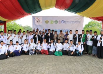 Bupati Bintan Roby Kurniawan berfoto bersama para santri, pengurus pesantren, dan Forkopimda usai upacara peringatan Hari Santri Nasional 2025 di halaman Rektorat STAIN Sultan Abdurrahman Kepri, Rabu (22/10/2025). (Dok. Kominfo)