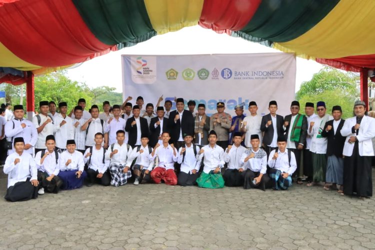 Bupati Bintan Roby Kurniawan berfoto bersama para santri, pengurus pesantren, dan Forkopimda usai upacara peringatan Hari Santri Nasional 2025 di halaman Rektorat STAIN Sultan Abdurrahman Kepri, Rabu (22/10/2025). (Dok. Kominfo)