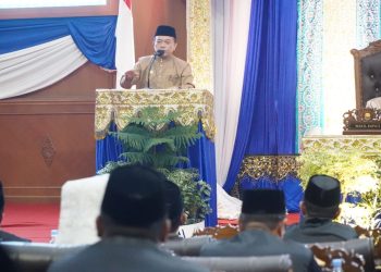 Gubernur Jambi Al Haris menyampaikan sambutan pada peringatan HUT ke-26 Kabupaten Muaro Jambi di Gedung DPRD Muaro Jambi, Rabu (22/10/2025). (Dok. Erit - Kominfo)