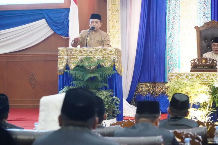 Gubernur Jambi Al Haris menyampaikan sambutan pada peringatan HUT ke-26 Kabupaten Muaro Jambi di Gedung DPRD Muaro Jambi, Rabu (22/10/2025). (Dok. Erit - Kominfo)