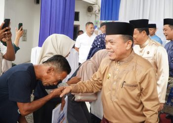 Gubernur Jambi Al Haris menyerahkan bantuan program bedah rumah kepada warga dalam rangka HUT ke-26 Kabupaten Muaro Jambi di depan Gedung DPRD Muaro Jambi, Rabu (22/10/2025). (Dok, Erit - Kominfo)
