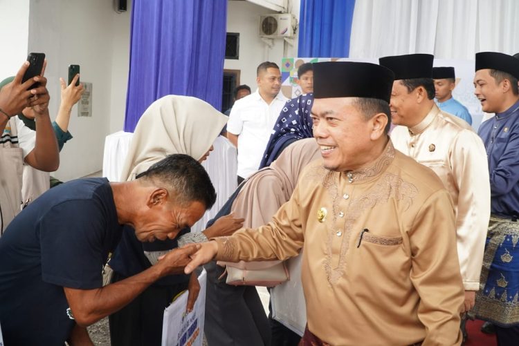 Gubernur Jambi Al Haris menyerahkan bantuan program bedah rumah kepada warga dalam rangka HUT ke-26 Kabupaten Muaro Jambi di depan Gedung DPRD Muaro Jambi, Rabu (22/10/2025). (Dok, Erit - Kominfo)