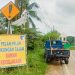 Petugas Satlantas Polresta Jambi memasang rambu peringatan di Jalan Lingkar Barat II, Kelurahan Simpang Rimbo, Kecamatan Alam Barajo, Kota Jambi, Rabu (22/10/2025). (Foto: Nahar)